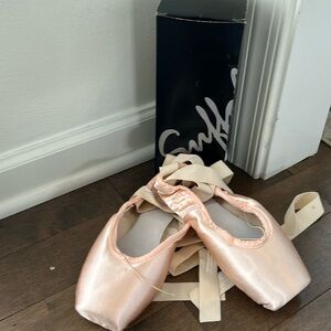 New in Box!  Suffolk Stellar Ballet Pointe Shoes, Size 6XXX